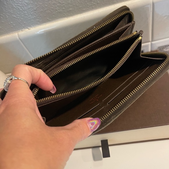 Louis Vuitton Zippy Wallet - Picture 8 of 13